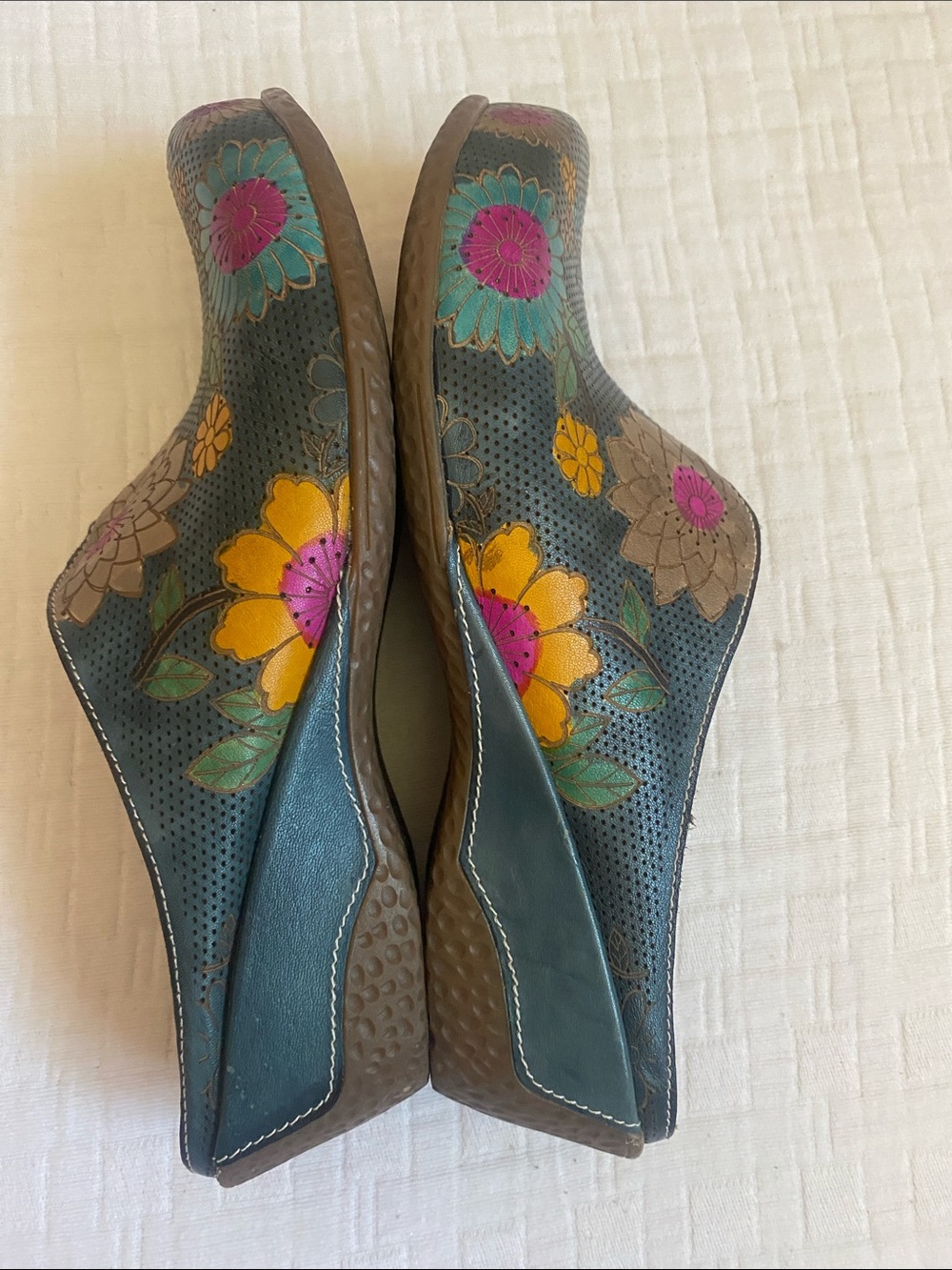 L'ATISTE Dark Green Leather Floral Slip-On Clogs - Picture 4 of 9